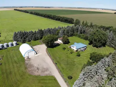 R35//Roland/This Beautiful Acreage is in a Great Central Location to Roland,Carman & Winkler! 8.20 A...