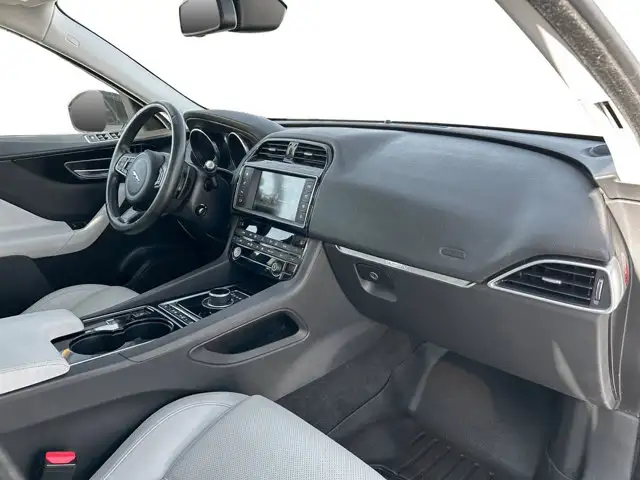 2017 Jaguar F-PACE 35t Prestige / AWD in Cars & Trucks in Calgary - Image 19