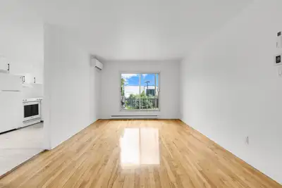 4 rénové a Chomedey, avec une chambre de plus. Disponible immédiatement. CE QUI EST INCLUS Climatisa...