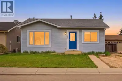 INVESTOR ALERT | 3 SEPARATE LIVING AREAS | 2 ILLEGAL BASEMENT SUITES | PRIME LOCATION Ideally Locate...