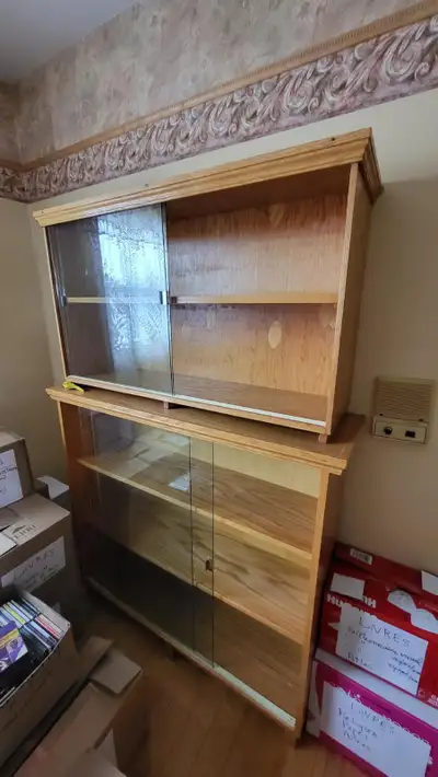 2 bibliothèques en bois, avec deux ou trois étagères fixes Portes vitrées , impeccables Format 2 tab...