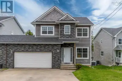 Exquisite lakefront 2 storey, designed to impress with all the benefits of waterfront living. Measur...
