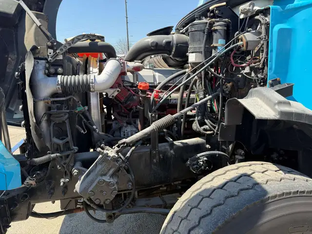 2016 Mack GU813 Granite Tandem Axle Roll Off Truck in Heavy Trucks in Oakville / Halton Region - Image 7