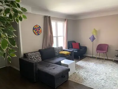 ** ENTIRE UNIT FOR RENT — $2000/Month (Utilities + Parking Included!) — Marshall St, Waterloo ** Loo...