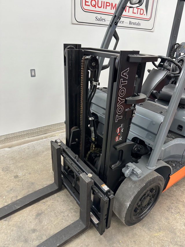 2008 Toyota indoor Forklift Lift Truck 5000lbs Capacity in Heavy Equipment in Hamilton - Image 7