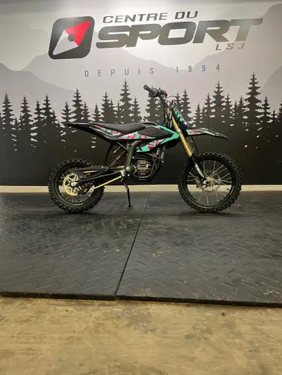 À VENDRE — Surron Hyper Bee 2025 Disponible maintenant a notre sucursale de chambord L’électrique à...