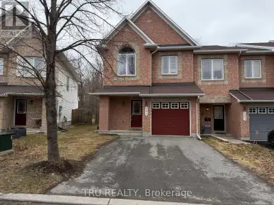 BEAUTIFUL 3 BEDROOM, 3 BATHROOM TOWNHOME FOR RENT backing onto private greenspace with NO rear neigh...