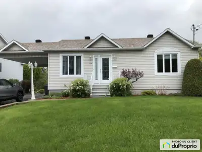 Maison construction 1998 avec grand terrain. Aire ouverte et ensoleillée La toiture a été refaite Pa...