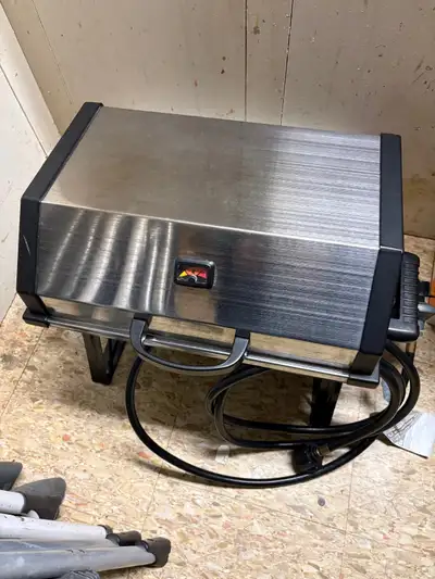 Poêle BBQ au propane en excellente condition., View more