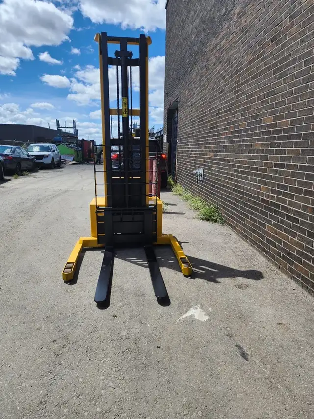 Big Joe Stacker WALK-BEHIND Forklift with 3000lbs capacity in Heavy Equipment in Mississauga / Peel Region - Image 7
