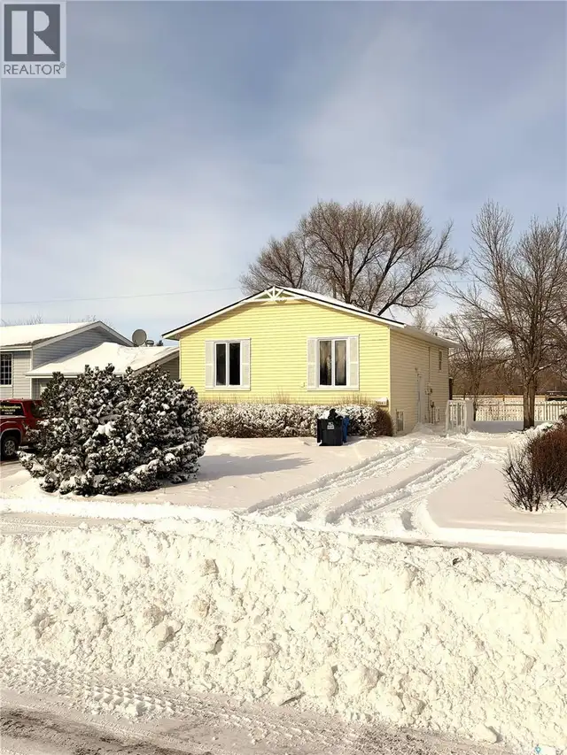 1005 Isabelle STREET Estevan, Saskatchewan in Houses for Sale in Regina - Image 2