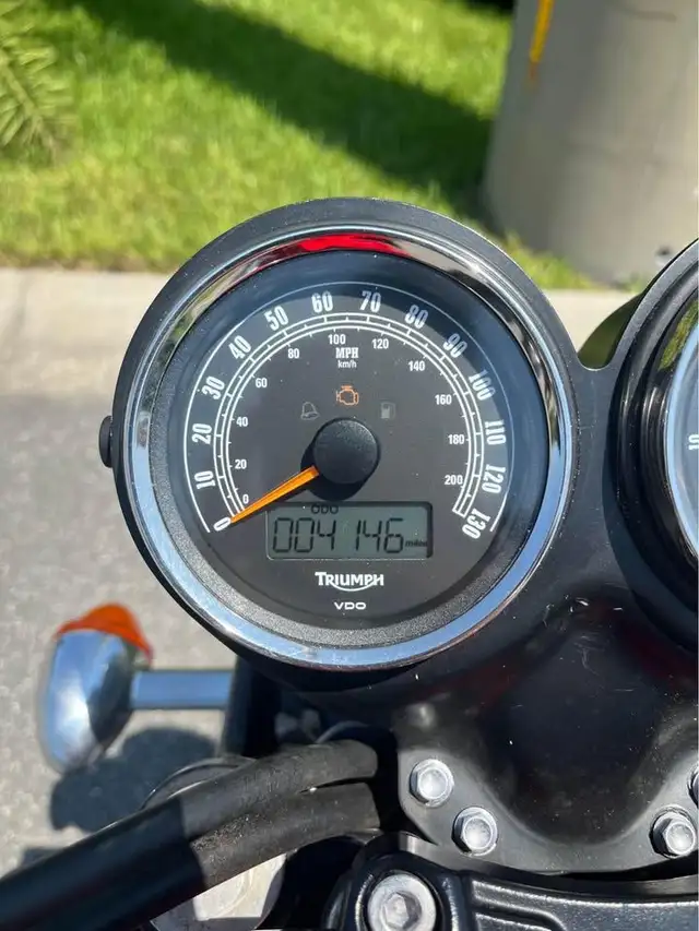 2016 TRIUMPH SCRAMBLER 900-RED! in Street, Cruisers & Choppers in Saskatoon - Image 4