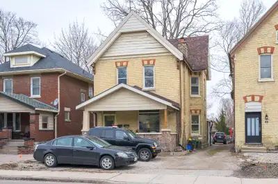 1 BEDROOM APARTMENT - CLOSE TO DOWNTOWN $1,300/MONTH