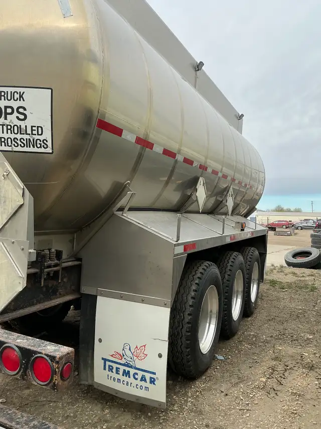 2013 TREMCAR 22215L Tri/A Stainless Steel Pup Tank Trailer in Heavy Equipment in St. Albert - Image 5