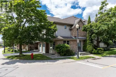 Spectacular corner unit in the sought after Roseland neighbourhood. This home offers plenty of natur...