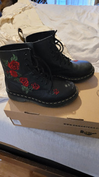 Dr.Martines Black boots with floral on sides