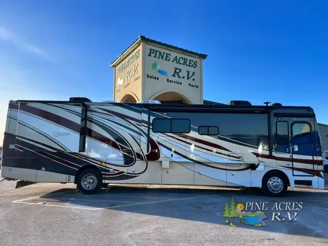 2013 Fleetwood RV Discovery 40X Diesel 057,684 Miles in RVs & Motorhomes in Moncton - Image 4