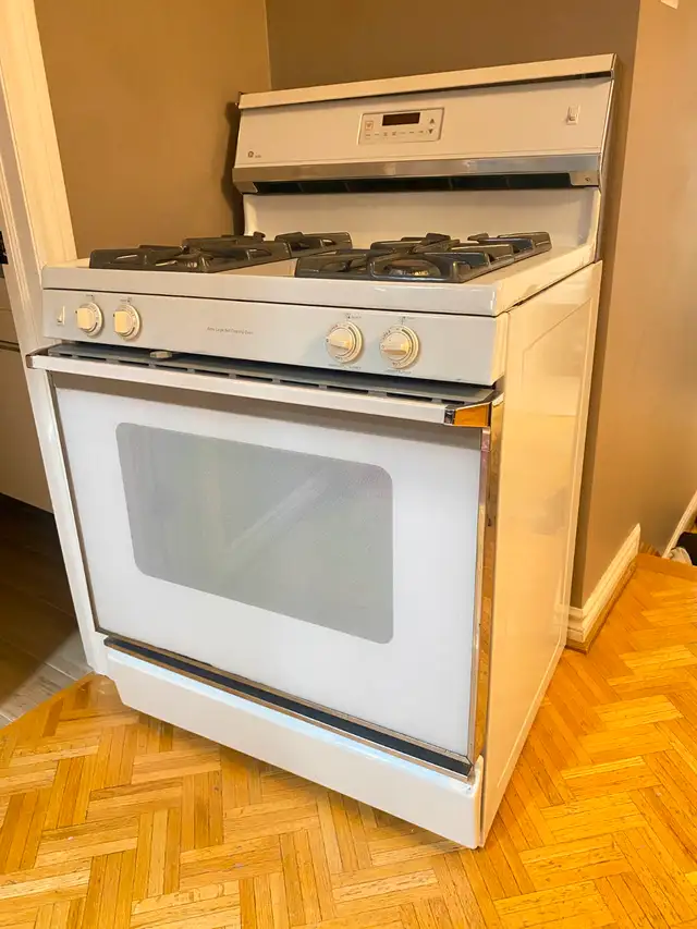 GE Gas Stove/Range in Stoves, Ovens & Ranges in Mississauga / Peel Region - Image 2