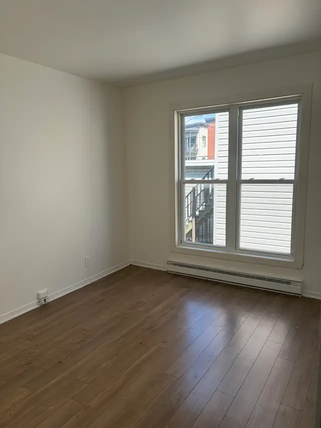 Beau très grand 5 1/2 1er étage Lévis Frais peint ! PROMO in Long Term Rentals in Québec City - Image 9
