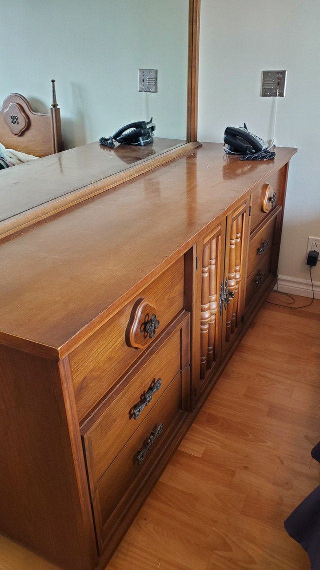 Ensemble de chambre en bois de marque Viscol dans Commodes et armoires  à Ville de Montréal - Image 3