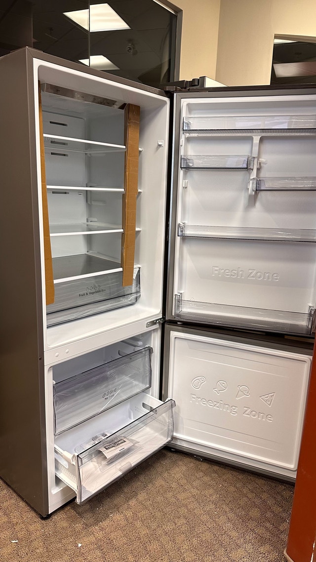 Hisense RB15A2CSE 14.7 CU.FT. BOTTOM MOUNT REFRIGERATOR (TITANIU