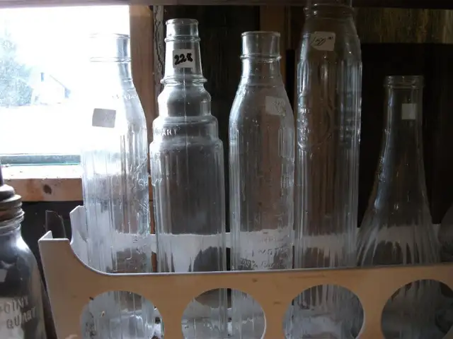 Vintage Oil Bottles and Cans in Arts & Collectibles in Belleville - Image 3
