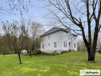 Grande propriété de 32 pi X 36 pi, superficie habitable 2250 pc, sous-sol exclus, très grand terrain...