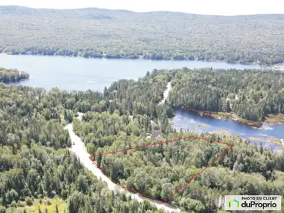 Terrain boisé situé à 15 minutes du village avec plus de 80 000 pieds carrés. Il se trouve sur le La...