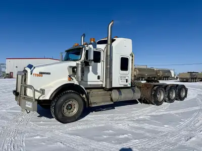 2014 Kenworth T800 8x6 Sleeper Truck Tractor Comes with a Cummins ISX15 diesel engine, 651991 km sho...
