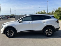 // ACCIDENT FREE!! // // SINGLE OWNER! // This 2023 Kia Sportage LX AWD | One Owner | No Accidents i... (image 9)
