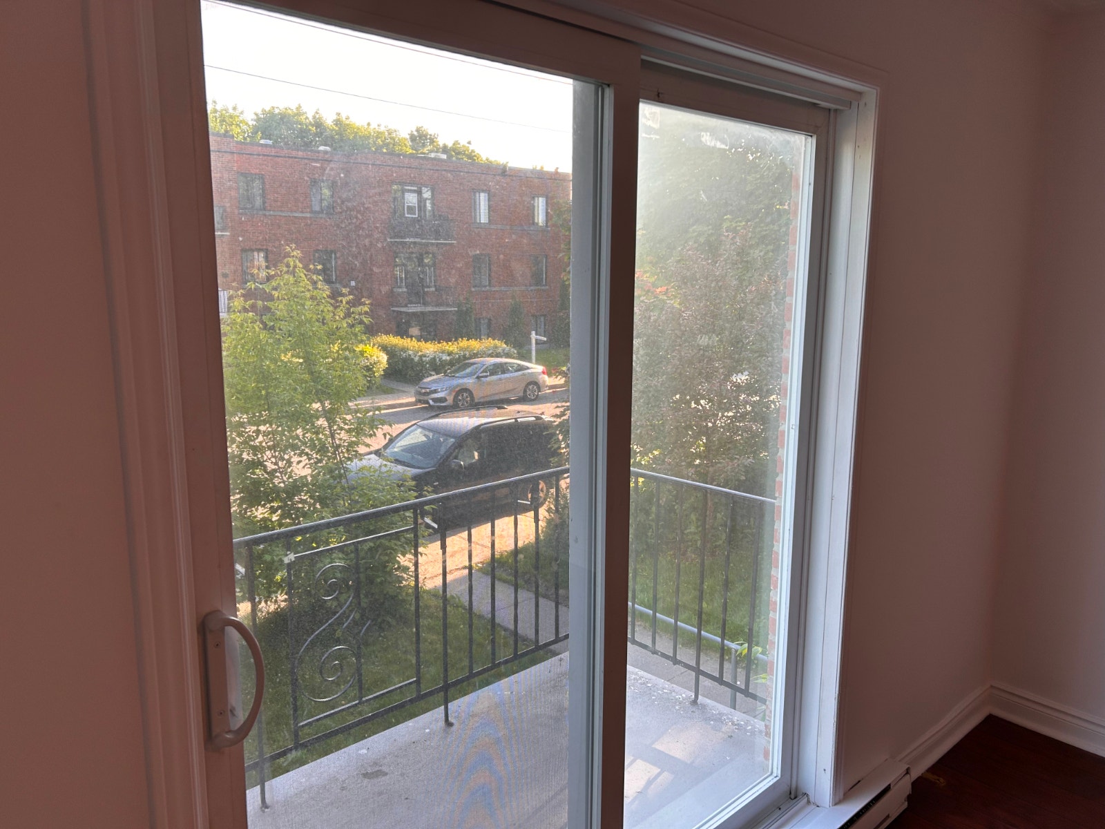 Spacious 4 1/2 NDG 2nd Floor Apt N8 — photo 3