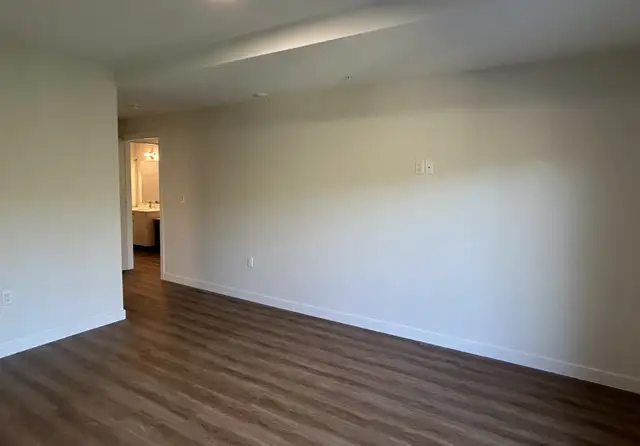 Wrap Around Deck; 2 bdrms+2 bthrm; SHIRAZ 50 + in Long Term Rentals in City of Halifax - Image 10