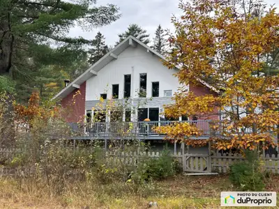 Belle et grande maison située au bord du lac Beaumont, secteur La Croche. Terrain d' un peu plus de...