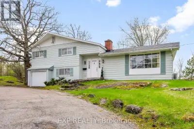 Appreciate convenience? Value a great view? This hilltop home checks all the boxes. Located on Opeon...