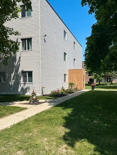 Tillson Court Apartments is your perfect retreat to the luxuries of small-town living, while still o...