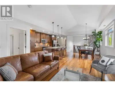 Bright and welcoming upper-level 2-bed, 2-bath townhome on the quiet side of the complex in central...