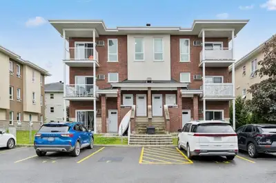 Très beau logement (style condo) de plus de 1,200 p.c. a louer. Plafond de 9 pieds partout dans l'un...