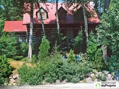 **Sur rendez-vous seulement** Authentique maison d'autrefois en pin rouge, pièce sur pièce, située s...