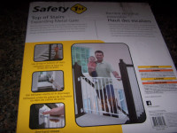 Safety 1st Top of Stairs Expanding Metal Gate White New
