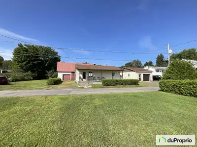 Propriété au bord de la rivière Saint-Maurice, comprenant un terrain vacant de 4000 pi² en bordure d...