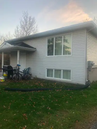 AVAILABLE NOW! Stittsville/Kanata - Lower Level of a high-ranch - 8 ft ceilings and large windows. 1...
