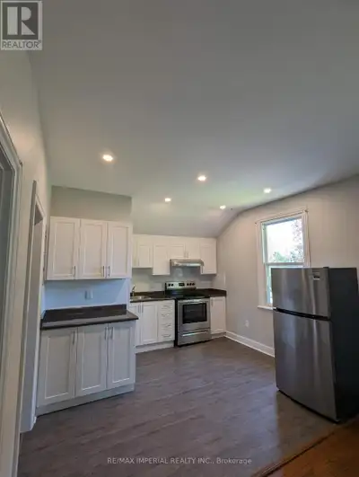 Welcome to this meticulously maintained 2-bedroom, 1-bathroom upper-level unit in the heart of Linds...