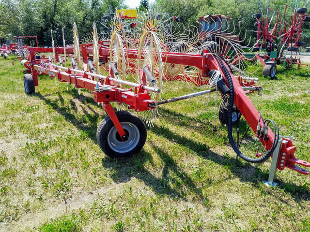 Farm King 12 Wheel V-Rake (RE12FK) in Farming Equipment in St. Albert - Image 4