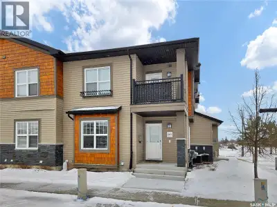 Welcome to this beautiful, bright, very clean, open concept town home, that is part of the Montierra...