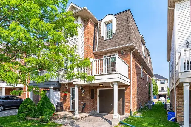 Sun-filled 3-bedroom, 3-storey Freehold end-unit townhouse in Houses for Sale in Oakville / Halton Region - Image 2
