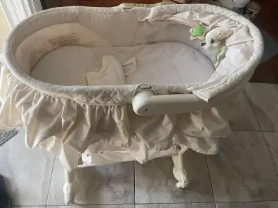 LOWEST PRICE IS $19 NOTHING LOWER WILL BE ACCEPTED! ALSO PLEASE NOTE: BASSINET IS MISSING ONE WHEEL...