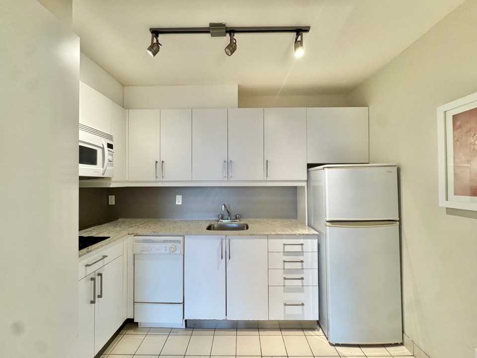 BEST VIEW IN TOWN - 2 BEDROOMS - METRO ATWATER - ALL INCLUDED 2