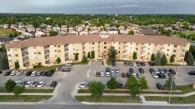 4H//Winnipeg/Unit shows really well! Worth the look! Welcome to this beautiful one of a kind condo t...
