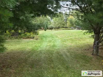 Terrain vacant de 10 acres. Remorque fermée vendu avec le terrain. On y trouve le calme et la tranqu...