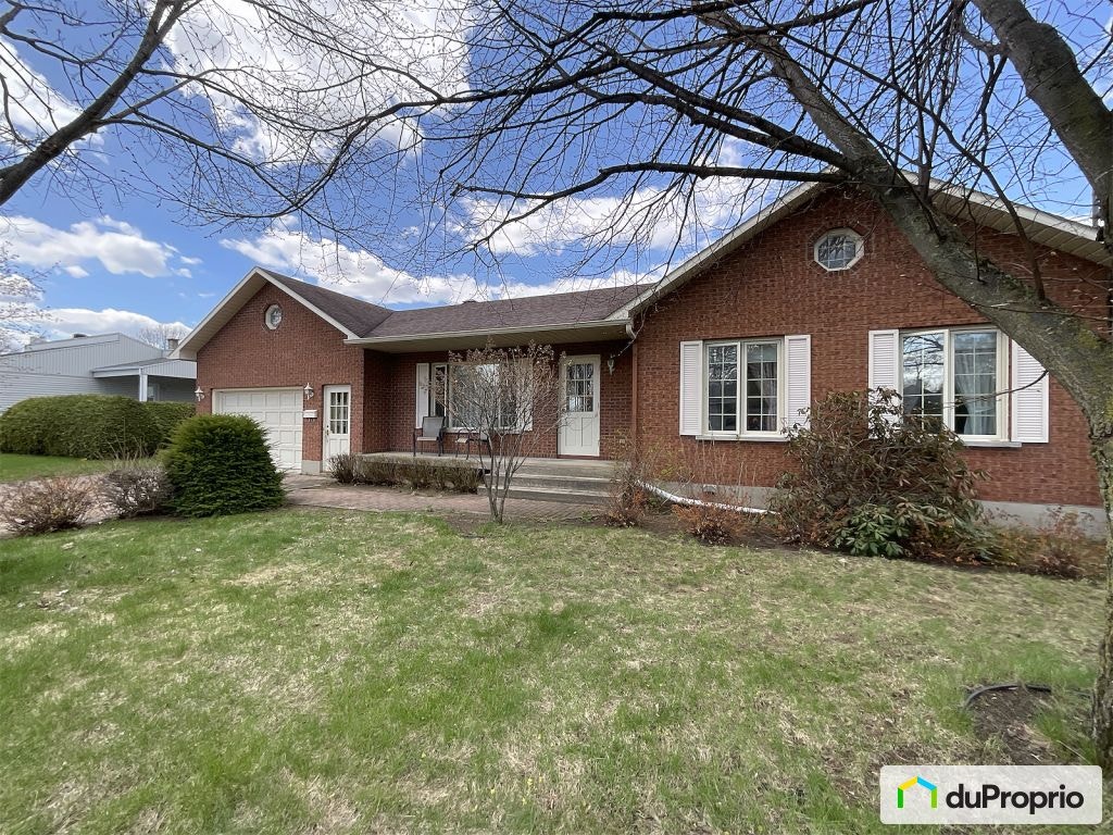 $430,000 - Bungalow for sale in Victoriaville — photo 1